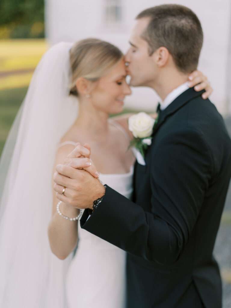 Bride and Groom wedding photos at the Darby House near Columbus, Ohio