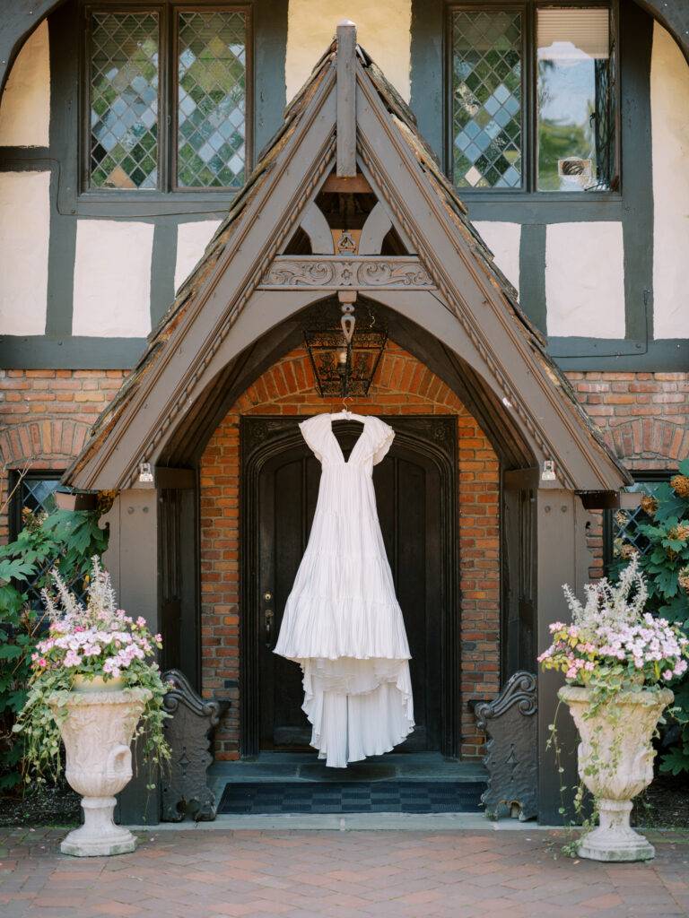 Natural and organic summer wedding photos filled with bold colors at the Club at Hillbrook in Chagrin Falls, Ohio