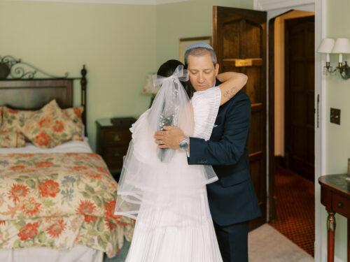 Natural and organic summer wedding photos filled with bold colors at the Club at Hillbrook in Chagrin Falls, Ohio