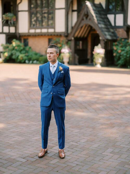 Natural and organic summer wedding photos filled with bold colors at the Club at Hillbrook in Chagrin Falls, Ohio