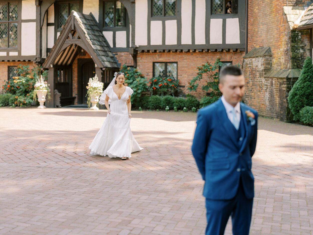 Natural and organic summer wedding photos filled with bold colors at the Club at Hillbrook in Chagrin Falls, Ohio