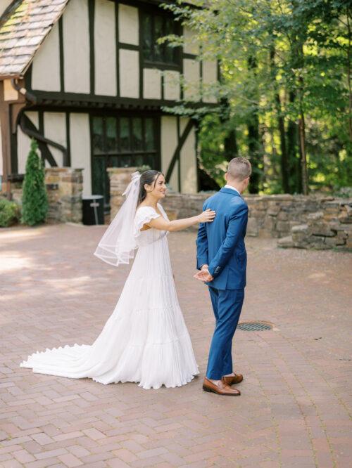 Natural and organic summer wedding photos filled with bold colors at the Club at Hillbrook in Chagrin Falls, Ohio