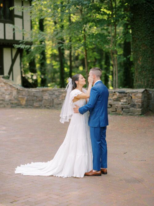 Natural and organic summer wedding photos filled with bold colors at the Club at Hillbrook in Chagrin Falls, Ohio