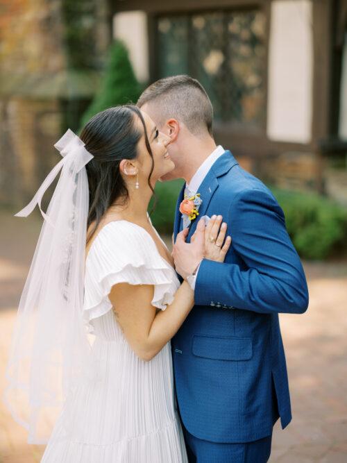 Natural and organic summer wedding photos filled with bold colors at the Club at Hillbrook in Chagrin Falls, Ohio