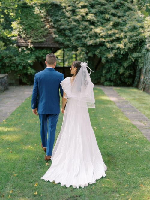 Natural and organic summer wedding photos filled with bold colors at the Club at Hillbrook in Chagrin Falls, Ohio