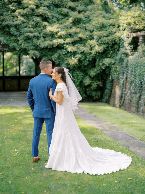 Natural and organic summer wedding photos filled with bold colors at the Club at Hillbrook in Chagrin Falls, Ohio