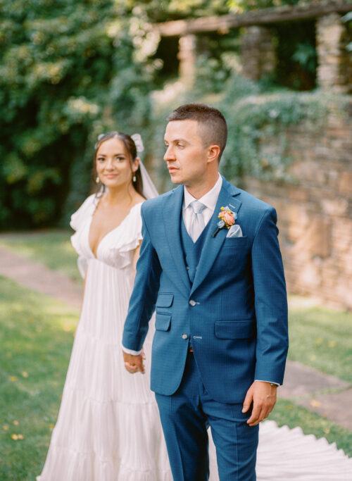 Natural and organic summer wedding photos filled with bold colors at the Club at Hillbrook in Chagrin Falls, Ohio