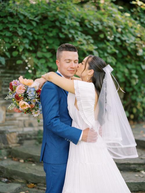 Natural and organic summer wedding photos filled with bold colors at the Club at Hillbrook in Chagrin Falls, Ohio